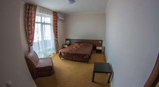 Гостиница Moonlight Витязево Двухместный номер с 1 кроватью или 2 отдельными кроватями + дополнительной кроватью-4
